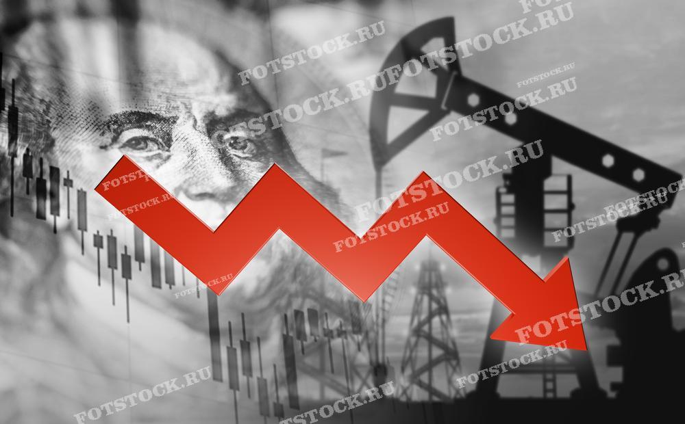 Фотография показывает график падения цен на нефть с красной стрелкой, указывающей вниз, на фоне портрета Бенджамина Франклина и нефтяной вышки. Этот снимок символизирует экономический кризис и финансовые потери в нефтяной отрасли.